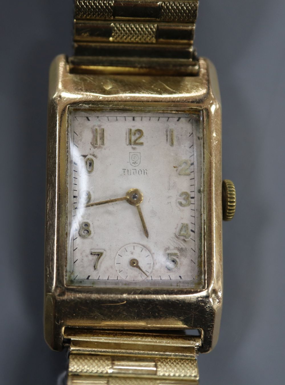 A gentlemans 1940s 9ct gold manual wind wrist watch, dial signed Tudor,